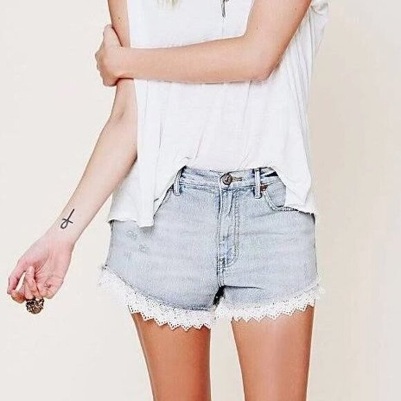 Free People Distressed Washed Blue Embroidered Lace Hem Jean Mini Shorts Size 29 - Picture 1 of 14